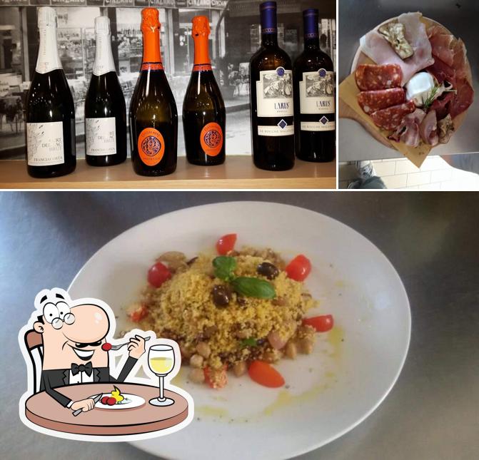 Cafè Turismo si caratterizza per la cibo e alcol