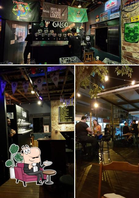 Sente em uma das mesas no Galgo Beer House Concórdia