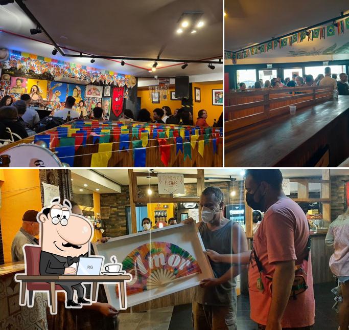 Sente em uma das mesas no Folia Bar e Cultura