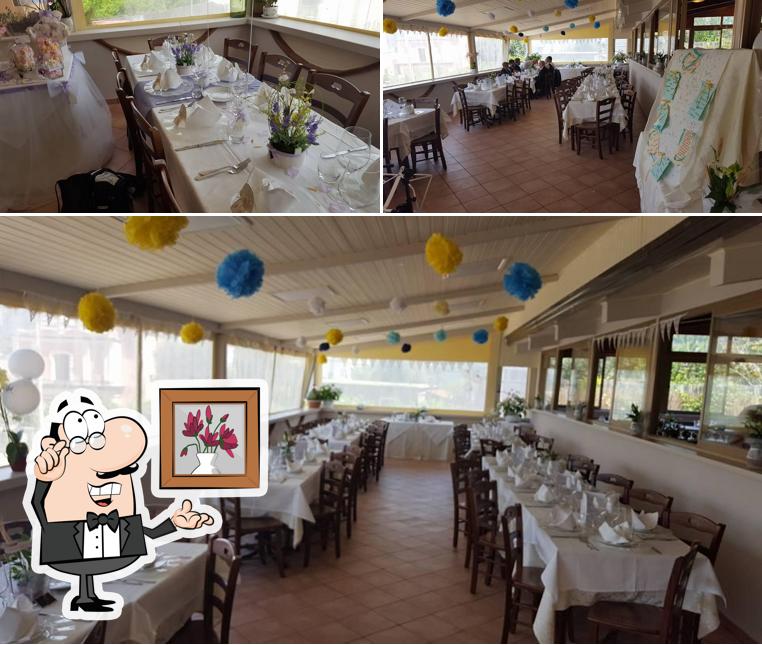 Siediti a un tavolo di Ristorante degli Amici