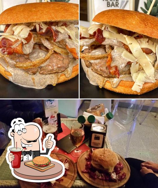 Ordina un hamburger a White Pizza Restaurant Lounge Bar