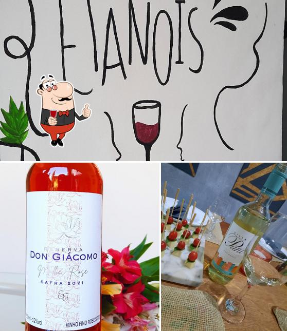 É agradável saborear uma taça de vinho no Espaço Milena Gonçalves