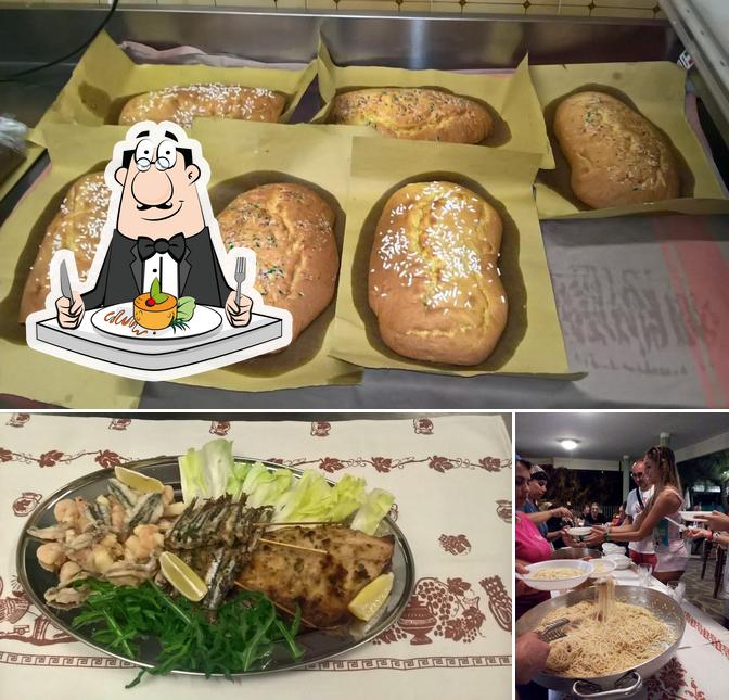 La cibo e tavolo da pranzo del ristorante