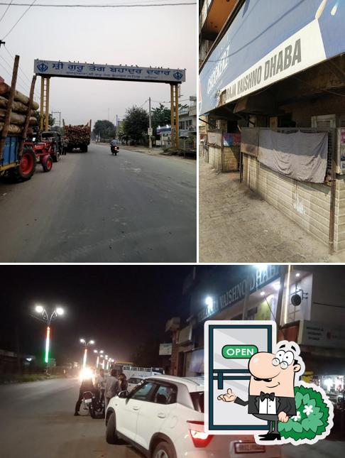 Check out how Maharaja Vaishno Dhaba looks outside