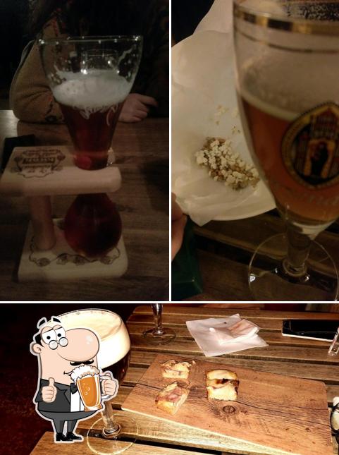 Puoi ordinare un rinfrescante bicchiere di birra chiara o scura