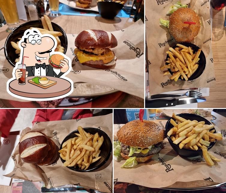 Prenditi un hamburger a Roadhouse Restaurant Vimodrone