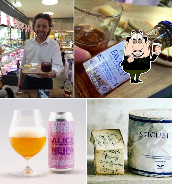 Goditi un drink a British Cheese Deli