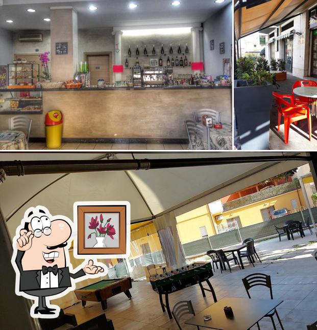 Dai un'occhiata agli interni di Mon Café Bar