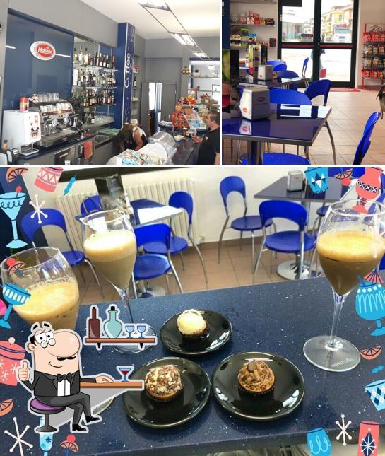 Dai un'occhiata agli interni di Bus Stop Caffè
