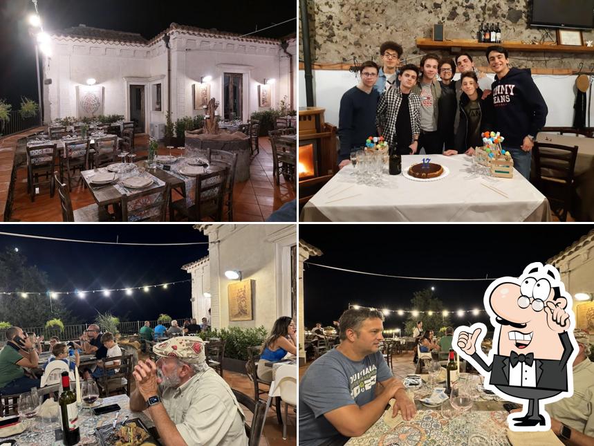 Siediti a un tavolo di Il Casale del Notaio