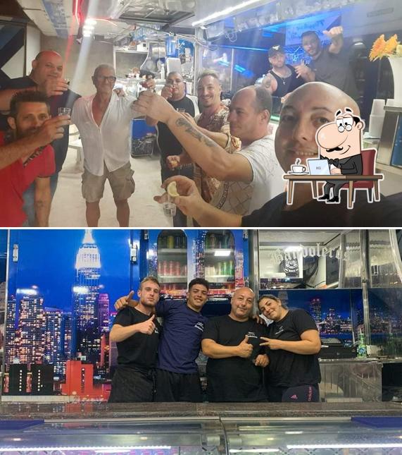 Dai un'occhiata agli interni di Bandoleros Food & Drink