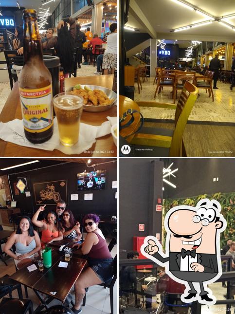 Sente em uma das mesas no VBQ Samambaia