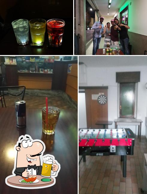 Puoi ordinare un rinfrescante bicchiere di birra chiara o scura