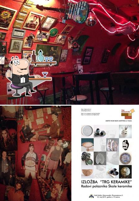 Installez-vous à l'une des tables de Cafe "Dublin"