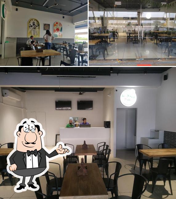 Check out how La Pino'z Pizza looks inside