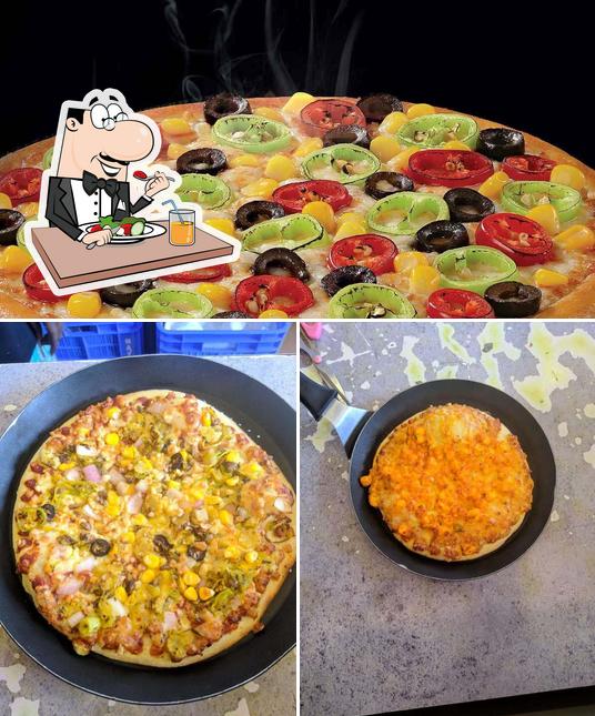 Food at Oyalo pizza shastri Road