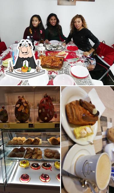 La cibo e tavolo da pranzo del ristorante