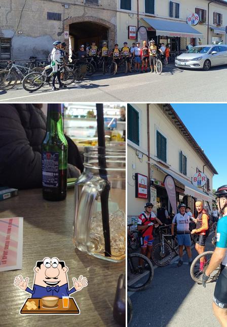 Tra le diverse cose da Roxy Bar si possono trovare la cibo e esterno