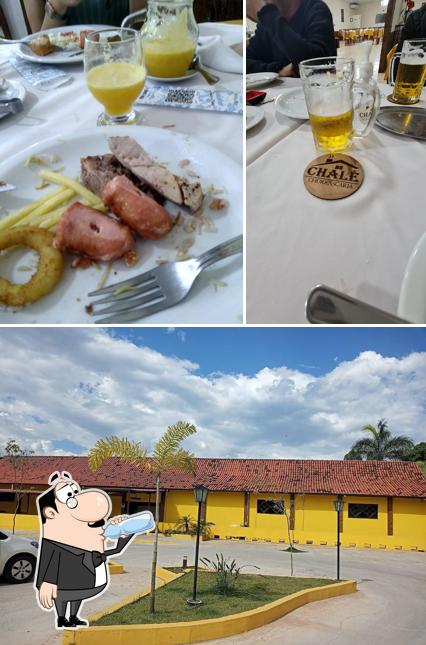 Entre diferentes coisas, bebida e exterior podem ser encontrados a Chalé Churrascaria