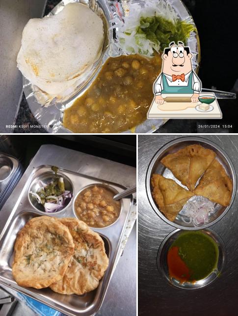 Samosa at Pandit Di Hatti kulche bhature wale
