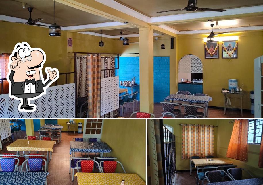 Check out how Shree Swami Chaitanya Bhojnalay looks inside