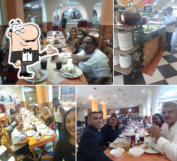 Sente em uma das mesas no Panela de Minas