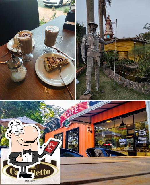 A imagem da exterior e comida no Café Garden