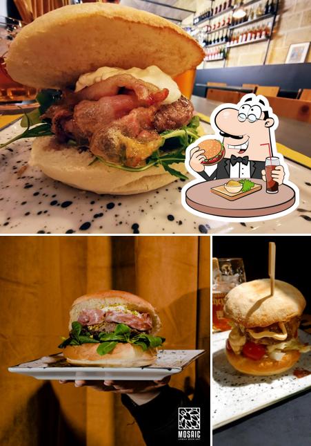 Ordina un hamburger a Mosaic - Urban Beer Art