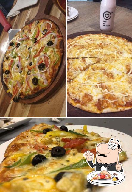 Try out pizza at Cafe De Italiano