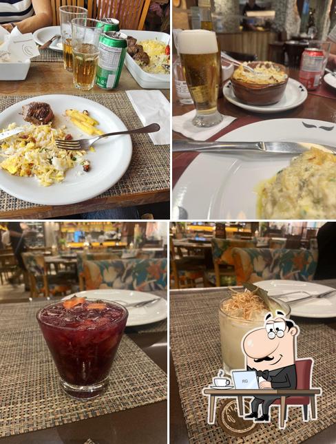 Sente em uma das mesas no Camarada Camarão Rio Design Barra: Camarões, Happy Hour, Restaurante, Rio de Janeiro RJ