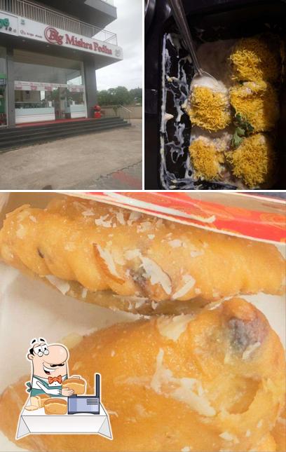 Garlic bread at UTSAAV - Om Sweets and Savouries