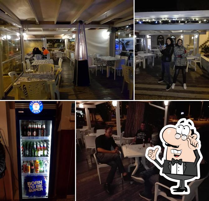 Dai un'occhiata agli interni di Little Bar