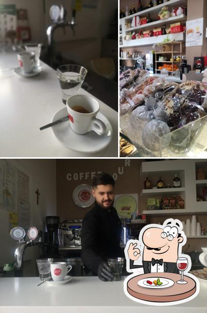 La foto di cibo e bevanda da COFFEE HOUR
