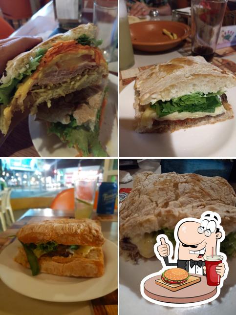 Os hambúrgueres do Ciabatta Lanches Botucatu irão saciar uma variedade de gostos