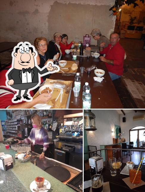 La immagine della interni e tavolo da pranzo di Bar Les Pailles