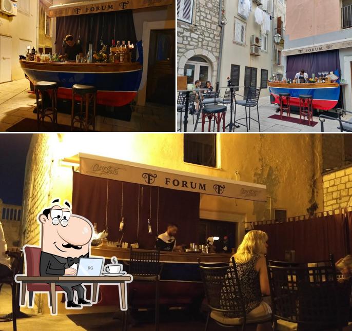 Installez-vous à l'une des tables de FORUM BAR