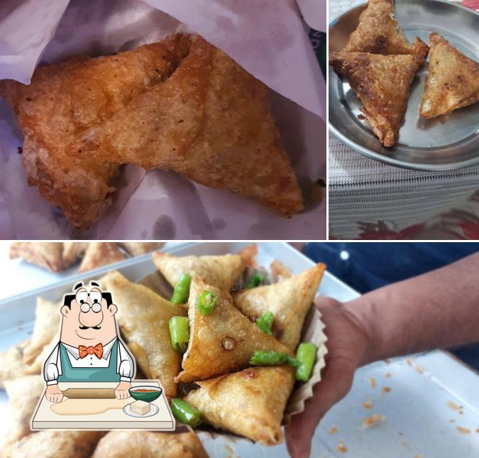 Samosa at Raju patti Samosa (Karelibaug)