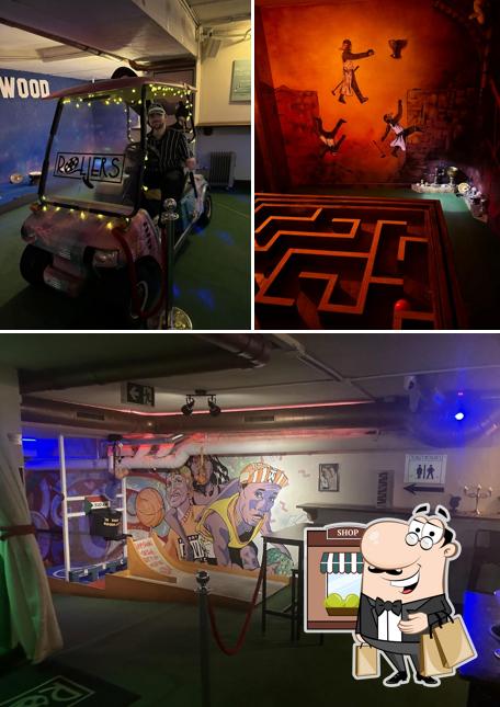 Goditi la vista dall'area esterna di Rollers Mini-Golf Bar