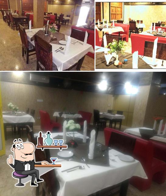 The image of Rajwada Restaurant’s interior and dining table