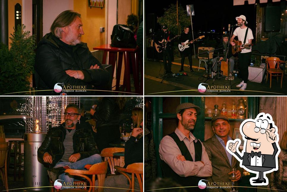 Siediti a un tavolo di Apotheke Farmacia Alcolica