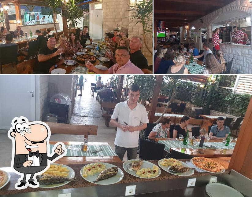Konoba Pizzeria MARINERO si caratterizza per la interni e bancone da bar
