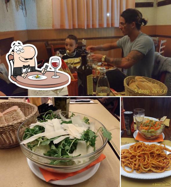 La cibo e interni del ristorante