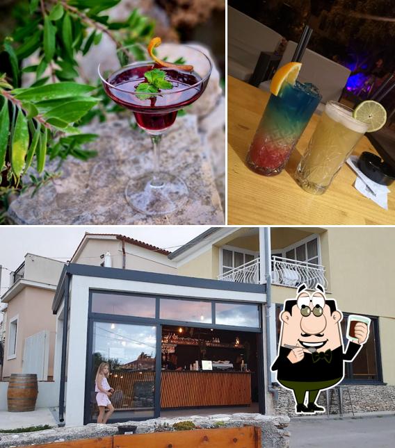 Karbun lounge & tapas serve un'ampia varietà di cose da bere