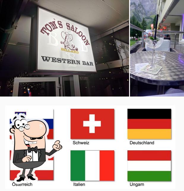 Siediti a un tavolo di Tom's Saloon