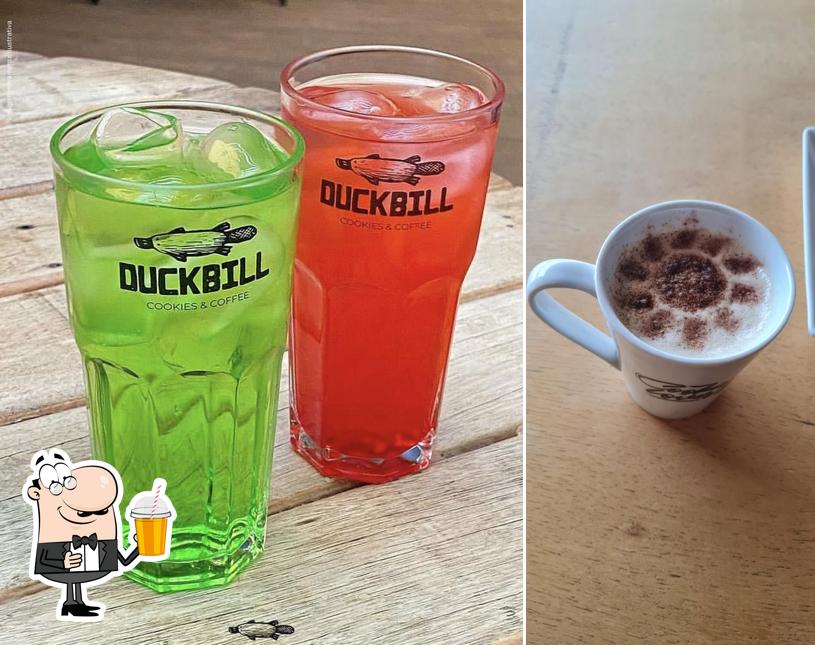 Peça diferentes bebidas servidos no DuckBill Cookies & Coffee