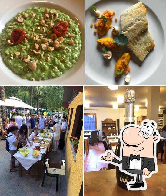 Dai un’occhiata alla foto che mostra la interni e cibo di Mama's Restaurant