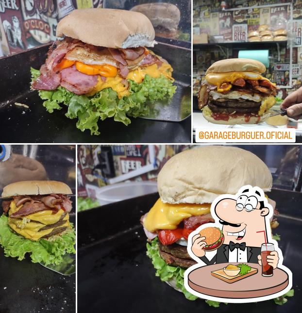 Peça um dos hambúrgueres disponíveis no Garage Burguer