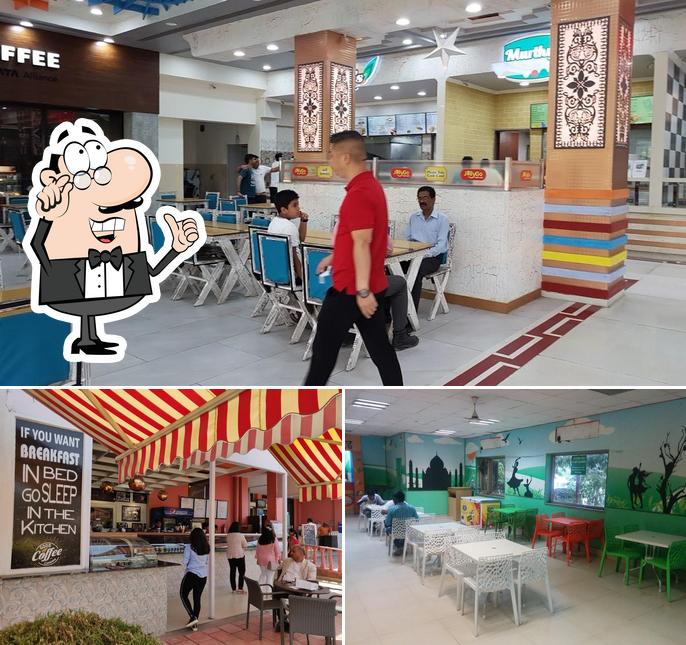 The interior of Slice of Italy Taj Expressway