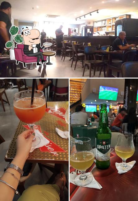 Sente em uma das mesas no Grillmix
