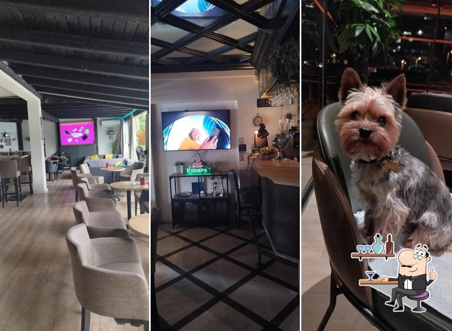 Siediti a un tavolo di Mr. Hall